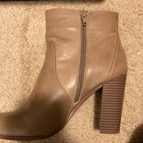 Taupe booties with block heel - Picture 3 of 5
